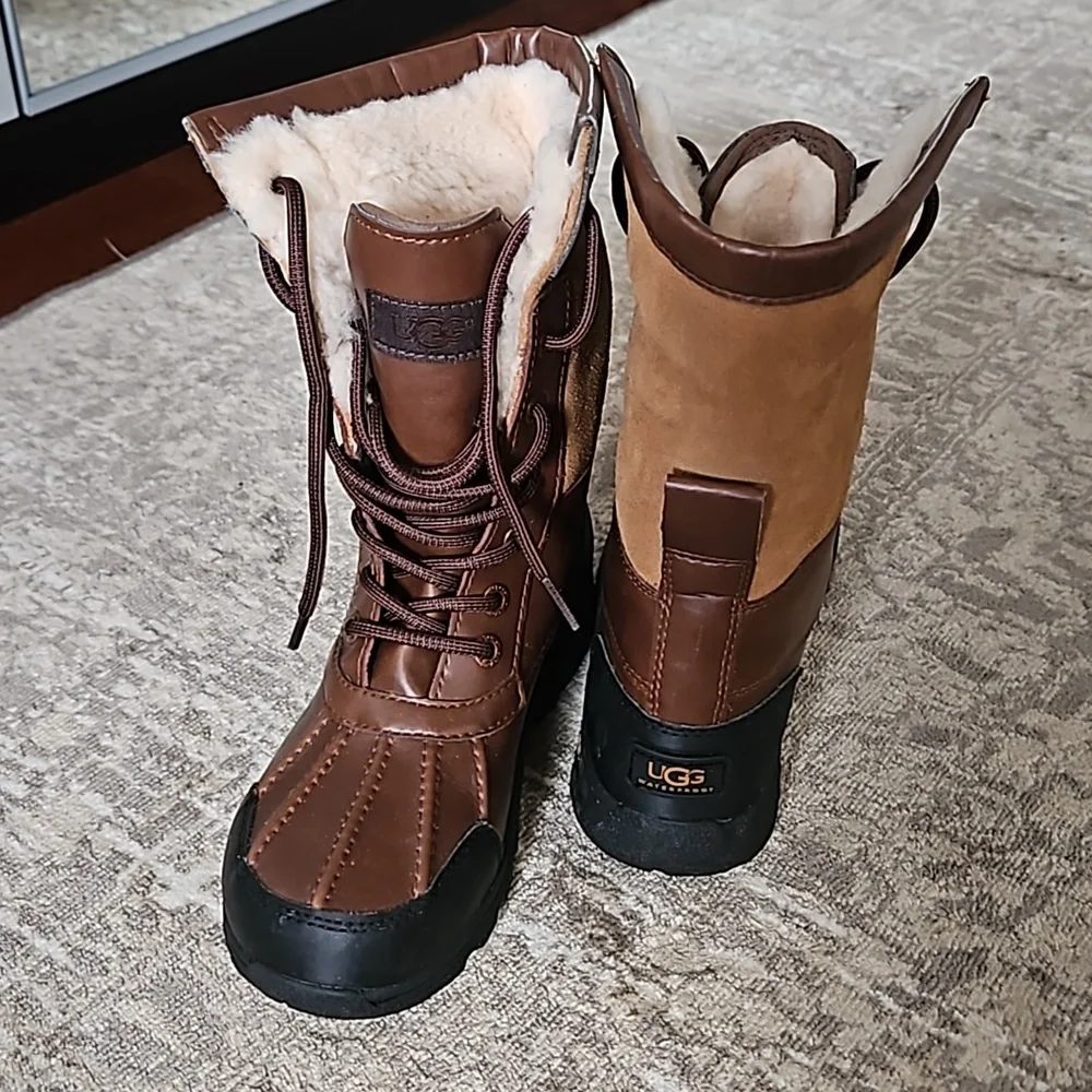 Ugg Butte boots kids size 3